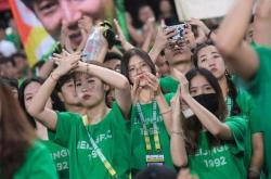 国安场边指挥情绪激动，多特蒙德队员怒摔水瓶的简单介绍